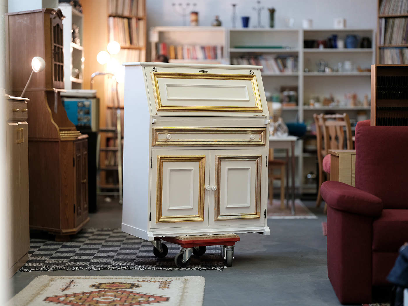 Möbel im Möbelkontor die man kaufen kann. Im Vordergrund steht eine weiße Kommode mit goldenen Details