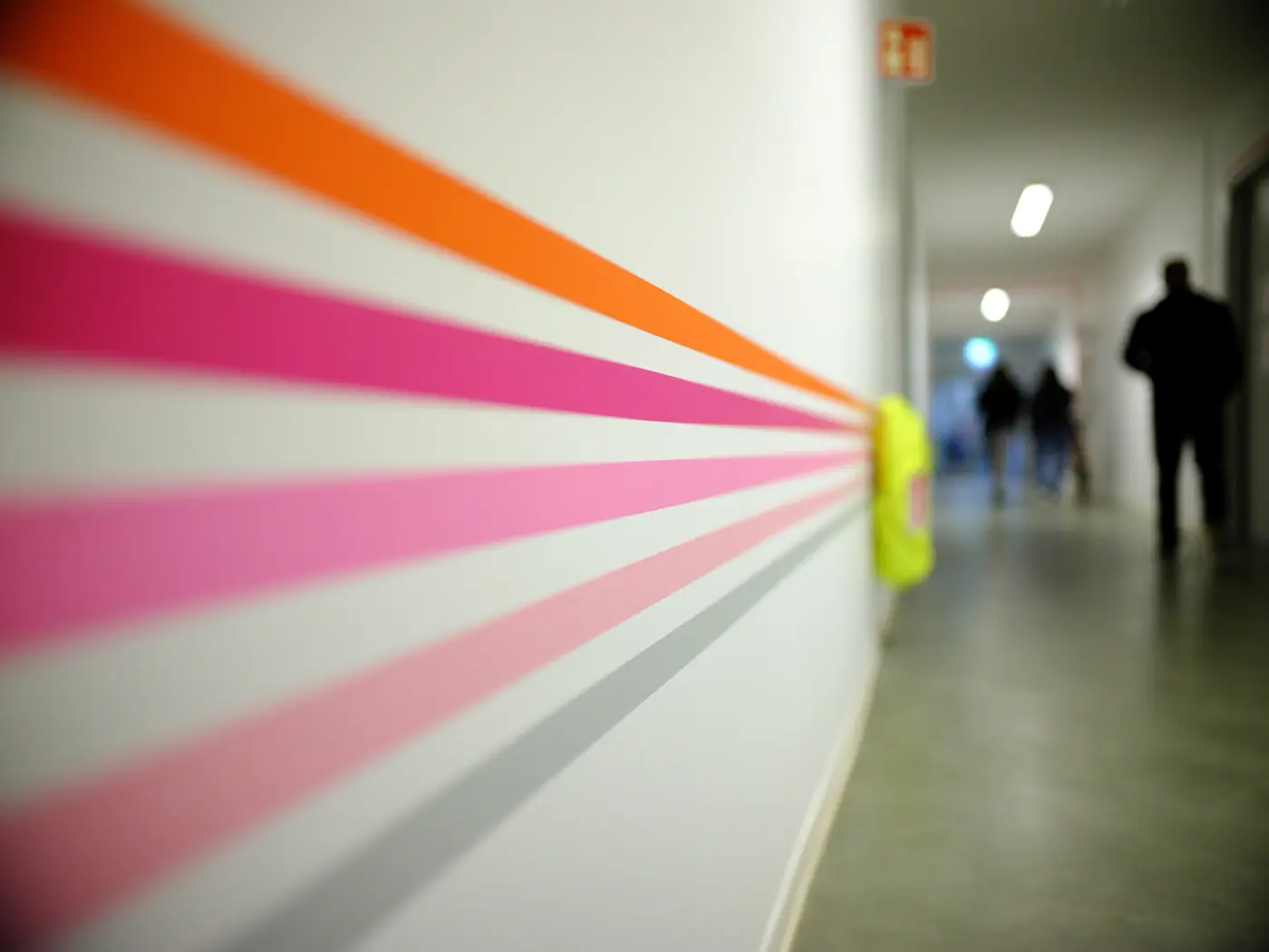 buntes Farbleitsystem im Flur