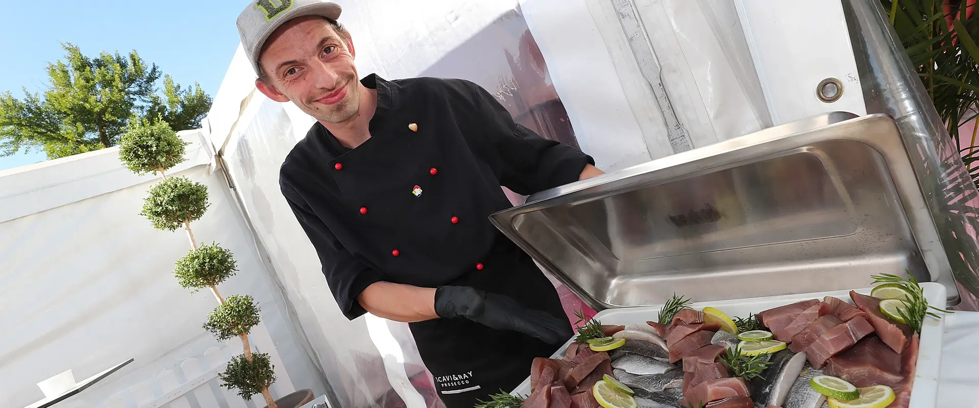 Koch mit Handicap betreut das Catering auf einer festlichen Veranstaltung